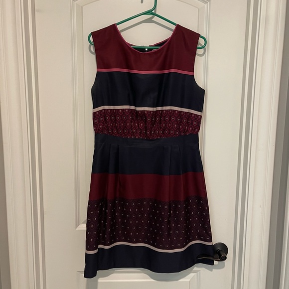 LOFT Sleeveless, Beautiful, A-Line Dress, Navy & Burgundy Design - Picture 4 of 6